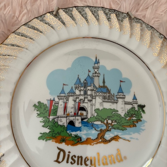 Vintage Disneyland Cinderella Castle Souvenir Plate Japan Gold Plated - Picture 3 of 5